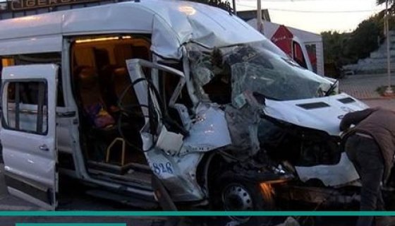 Arnavutköy'de Sabah Trafiğinde Feci Kaza: Servis Minibüsü Park Halindeki Kamyona Daldı, 9  (Foto Galeri)