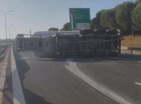 Saglik gundemi: Son dakika... Büyükçekmece'de beton tankeri devrildi! Yol trafiğe kapatıldı