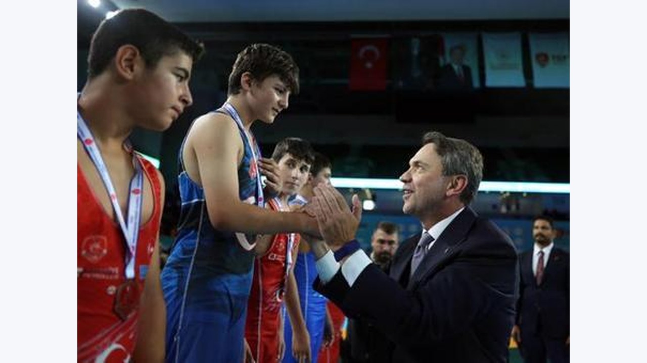 Enerji Bakanı Bayraktar, minik güreşçilerin müsabakalarını izledi