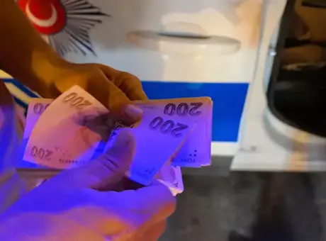 Saglik gundemi: Bursa'da aracın üzerinde bulduğu çantadaki 30 bin TL'yi polise teslim etti